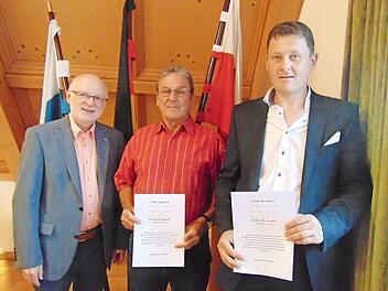 Die beiden Feldgeschworenen Helmut Trummer (r.) und Günther Gebhardt mit Bürgermeister Wolfgang Rast (l.) Foto: Petra Malbrich