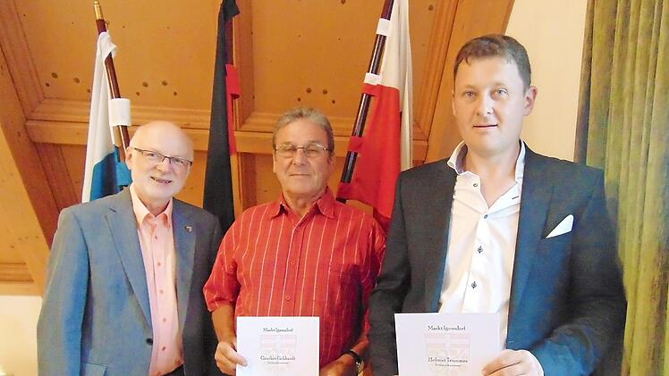 Die beiden Feldgeschworenen Helmut Trummer (r.) und Günther Gebhardt mit Bürgermeister Wolfgang Rast (l.) Foto: Petra Malbrich