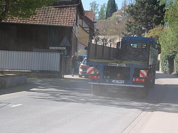 Viel Staub wird aufgewirbelt, wenn die Lkw durch die Seminarstraße fahren. Einige Anwohner fordern, dass öfter gekehrt wird, vor allem dürfe das nicht ohne Wasser geschehen. Thomas Malz