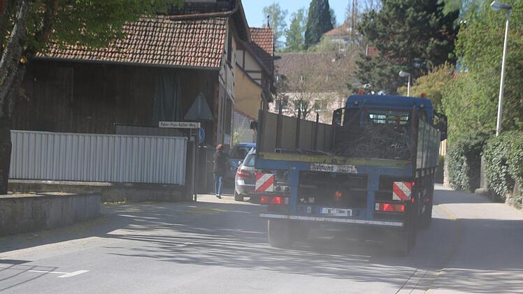 Viel Staub wird aufgewirbelt, wenn die Lkw durch die Seminarstraße fahren. Einige Anwohner fordern, dass öfter gekehrt wird, vor allem dürfe das nicht ohne Wasser geschehen. Thomas Malz