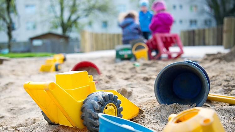 Kinder sollten öfter einmal raus auf den Spielplatz und spielen, fordern einige Erzieher im Landkreis Haßberge. Foto: Monika Skolimowska/dpa
