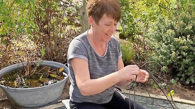 Irene Mock beherrscht die Kunst des Weidenflechtens.