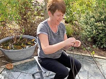 Irene Mock beherrscht die Kunst des Weidenflechtens.