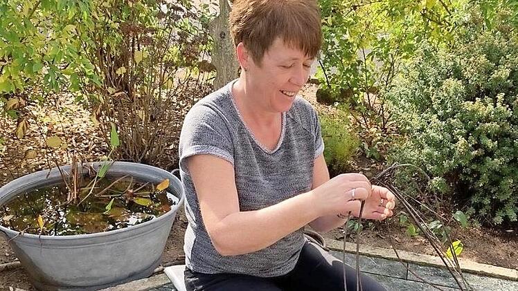 Irene Mock beherrscht die Kunst des Weidenflechtens.
