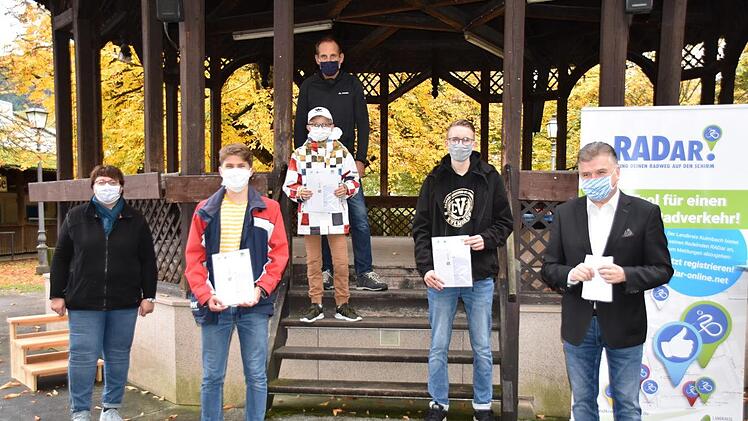 Die besten Schulteams: Gold: CVL Realschule (Jürgen Hoffmann mit Jannick Löwe), Silber: Caspar-Vischer-Gymnasium (Marius Michel), Bronze: Markgraf-Georg-Friedrich-Gymnasium (Andreas Buchmann), sie erhielten Geldpreise von Ingrid Flieger und Landrat Klaus Peter Söllner überreicht - Foto Uschi