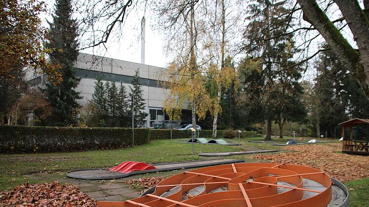 Die Heizungsanlage liegt versteckt hinter Bäumen neben dem Minigolf-Platz. Foto: Ulrike Müller