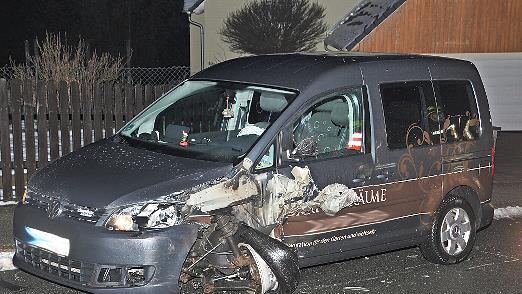 Der entgegenkommende VW blieb mit herausgerissener Vorderachse auf der Bundesstraße 303 liegen.