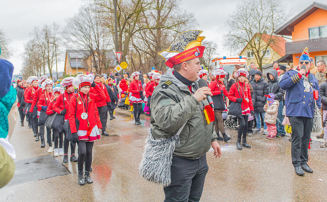 Buntes Faschingstreiben begeistert groß und klein.