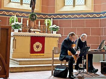 Musikalisch gestaltete das Musiktrio „Saitenweis“ die harmonische Stunde mit Mundartdichter Walter Tausendpfund (links).