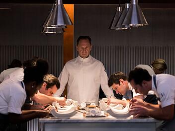 The Menu Ralph Fiennes (Mitte) als Koch mit finsteren Hintergedanken: "The Menu" erzählt von einem Haute-Cuisine-Dinner, das einen ungeahnten Verlauf nimmt.