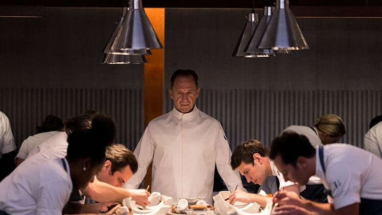 Ralph Fiennes (Mitte) als Koch mit finsteren Hintergedanken: "The Menu" erz&auml;hlt von einem Haute-Cuisine-Dinner, das einen ungeahnten Verlauf nimmt.