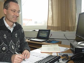 Pfarrer Jochen Fiedler ist seit 1. September 2012 evangelischer Seelsorger bei der Bundespolizei Oerlenbach. Unser Bild zeigt ihn in seinem Dienstzimmer. Die feierliche Einführung steht am Donnerstag, 17. Januar, an. Foto: Stefan Geiger