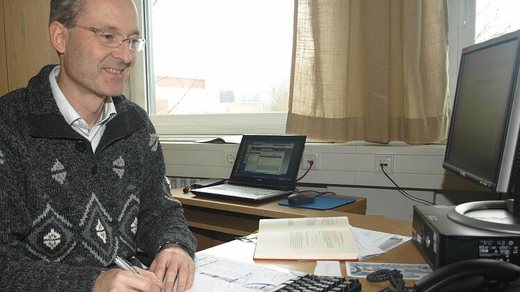 Pfarrer Jochen Fiedler ist seit 1. September 2012 evangelischer Seelsorger bei der Bundespolizei Oerlenbach. Unser Bild zeigt ihn in seinem Dienstzimmer. Die feierliche Einführung steht am Donnerstag, 17. Januar, an. Foto: Stefan Geiger