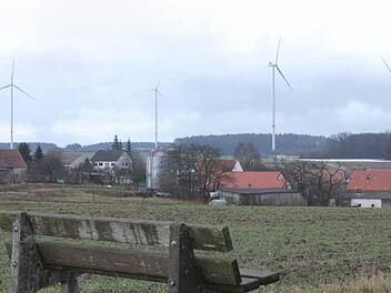 Die gleichen Windräder, wie sie hier über dem Mühlhausener Ortsteil Decheldorf stehen, sollen sich bald auch über dem Wald bei Lonnerstadt drehen. Foto: Andreas Dorsch