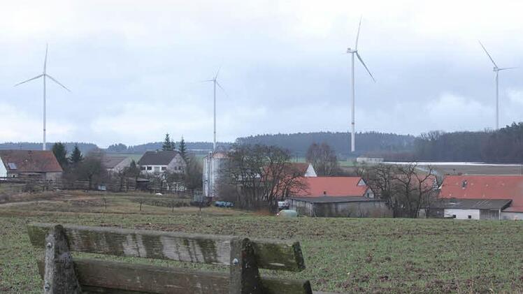 Die gleichen Windräder, wie sie hier über dem Mühlhausener Ortsteil Decheldorf stehen, sollen sich bald auch über dem Wald bei Lonnerstadt drehen. Foto: Andreas Dorsch