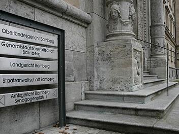 Der Eingang zum Bamberger Justizgebäude am Wilhelmsplatz, in dem der Rechtsstreit entschieden werden muss. Symbolfoto: Matthias Hoch