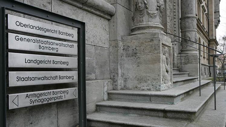 Der Eingang zum Bamberger Justizgebäude am Wilhelmsplatz, in dem der Rechtsstreit entschieden werden muss. Symbolfoto: Matthias Hoch