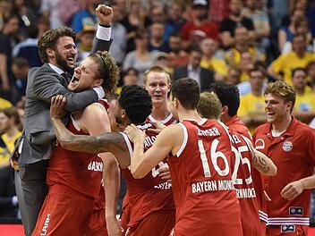 Die Münchner Bayern feiern den Finaleinzug. Fotos: dpa