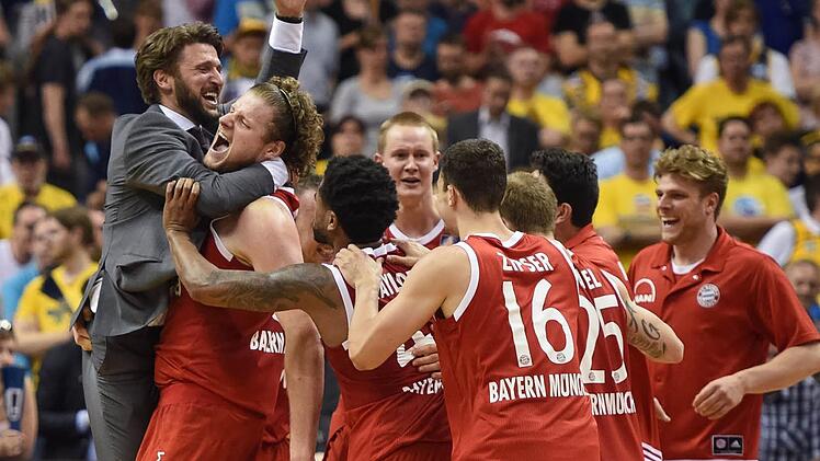 Die Münchner Bayern feiern den Finaleinzug. Fotos: dpa