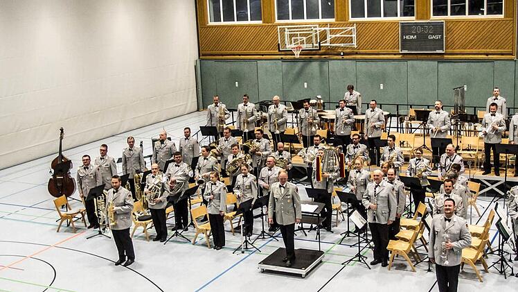 Impressionen vom Auftritt des Heeresmusikkorps Veitshöchheim in der Sporthalle der PestalozzischuleFoto: Jochen Berger