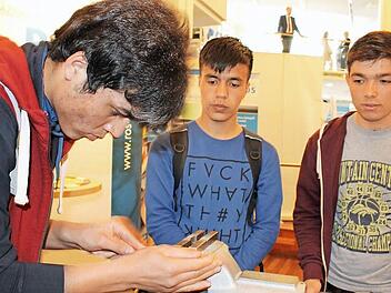 Jugendliche bei einer Berufsmesse in Coburg im April: Viele junge Flüchltinge sind hochmotiviert, eine Ausbildung zu ergreifen. Die Berufsintegrationsklassen an der Berufsschule sollen ihnen das nötige Basiswissen vermitteln. Foto: Dominik Buckreus/CT-Archiv