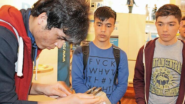 Jugendliche bei einer Berufsmesse in Coburg im April: Viele junge Flüchltinge sind hochmotiviert, eine Ausbildung zu ergreifen. Die Berufsintegrationsklassen an der Berufsschule sollen ihnen das nötige Basiswissen vermitteln. Foto: Dominik Buckreus/CT-Archiv
