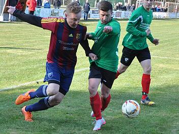 Der Ex-Burker Shpetim Haradinaj (M.) kehrt mit der DJK-SC Oesdorf an seine alte Wirkungsstätte zurück. Die Spielszene stammt vom 1:0-Sieg von Oesdorf über Wimmelbach im März.  Foto: Leo Hühnlein