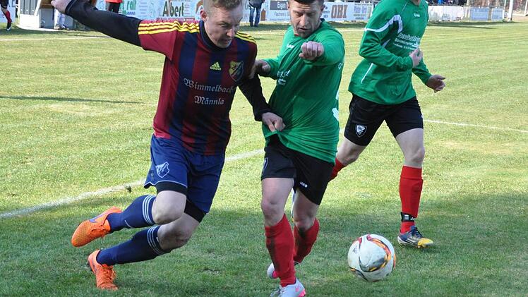 Der Ex-Burker Shpetim Haradinaj (M.) kehrt mit der DJK-SC Oesdorf an seine alte Wirkungsstätte zurück. Die Spielszene stammt vom 1:0-Sieg von Oesdorf über Wimmelbach im März.  Foto: Leo Hühnlein