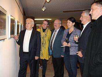 Sie sind beeindruckt von den Fotos (v. li.): Hartmut Nenninger, Kreiskulturreferentin Gisela Lang, weiterer stellvertretender Landrat Bernd Steger, Zweite Bürgermeisterin Angela Hofmann, der Vorsitzende von Kronach Creativ, Rainer  Kober,  und Markus StirnVeronika Schadeck