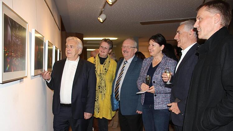 Sie sind beeindruckt von den Fotos (v. li.): Hartmut Nenninger, Kreiskulturreferentin Gisela Lang, weiterer stellvertretender Landrat Bernd Steger, Zweite Bürgermeisterin Angela Hofmann, der Vorsitzende von Kronach Creativ, Rainer  Kober,  und Markus StirnVeronika Schadeck