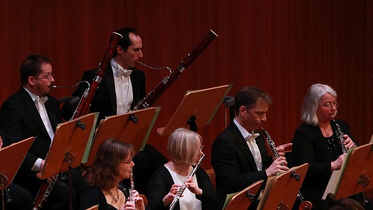 Bei der Beethoven-Gala im Coburger Kongresshaus begeisterte Alexander Lonquich gleich doppelt - als Pianist und als Dirigent des Philharmonischen Orchesters.Foto: Jochen Berger