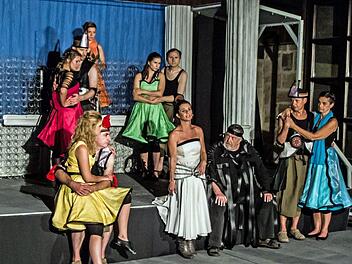 Happy End unter freiem Himmel: mit einer Musical-Version der Antiken Komödie "Lysistrata" gastierte der Fränkische Theatersommer in der Domäne Oeslau.Foto: Jochen Berger