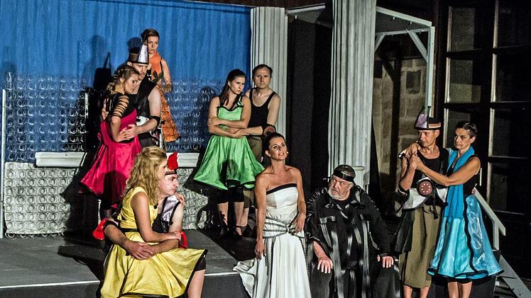 Happy End unter freiem Himmel: mit einer Musical-Version der Antiken Komödie "Lysistrata" gastierte der Fränkische Theatersommer in der Domäne Oeslau.Foto: Jochen Berger