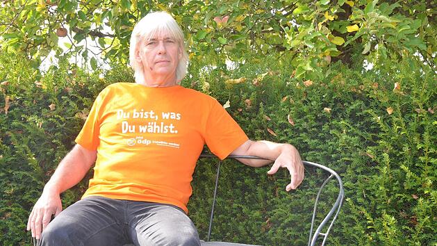 Thomas B&uuml;chner auf der Gartenbank vor seinem Haus im Neustadter Stadtteil Horb.Foto: Rainer Lutz