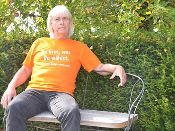 Thomas Büchner auf der Gartenbank vor seinem Haus im Neustadter Stadtteil Horb.Foto: Rainer Lutz