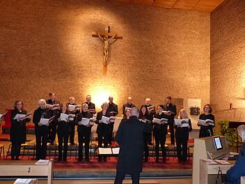 Der Kammerchor Chorioso sang in der Hausener Kirche St. Wolfgang eine Bearbeitung von Schuberts "Winterreise".  Fotos: Pauline Lindner