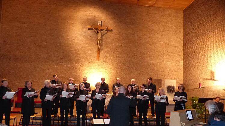 Der Kammerchor Chorioso sang in der Hausener Kirche St. Wolfgang eine Bearbeitung von Schuberts "Winterreise".  Fotos: Pauline Lindner