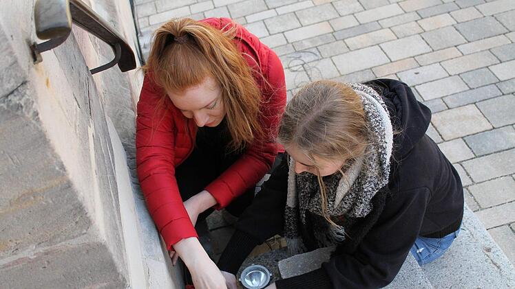 Marie Fischer (vorne) und Hannah Körner verkabeln das Evangelische Gemeindehaus. Fotos: Teresa Hirschberg