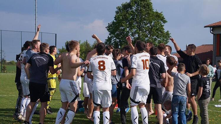 Der zur&uuml;ckgewonnene Zusammenhalt war das gro&szlig;e Plus des FC Rottershausen am Ende der Saison. Damit und mit etwas Gl&uuml;ck gelang der finale Sprung auf Platz eins der Kreisklasse Rh&ouml;n 2. Foto: Ann Christin Helfrich