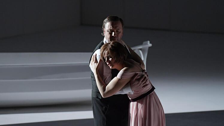 Vincent Wolfsteiner und Rachel Nicholls als Tristan und Isolde Foto: Barbara Aumüller
