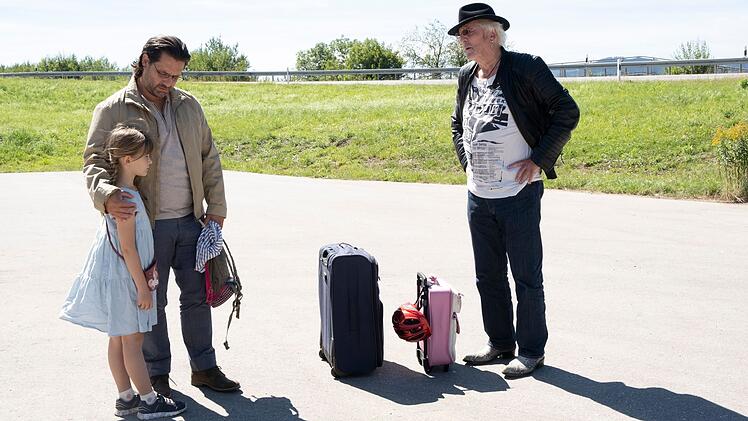 Als Hartmut (Günther Maria Halmer, rechts) den verzweifelten Nikos (Adam Bousdoukos) und seine Tochter Marie (Panka Simon) auf dem Autohof entdeckt, wittert er seine Chance.