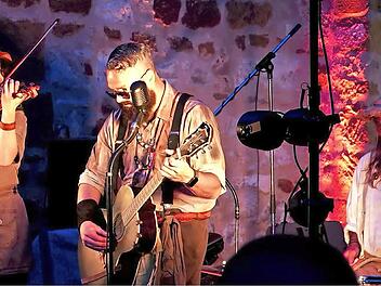 Die Band „Fuckleberry“ tritt im „Crown Royal“ auf.