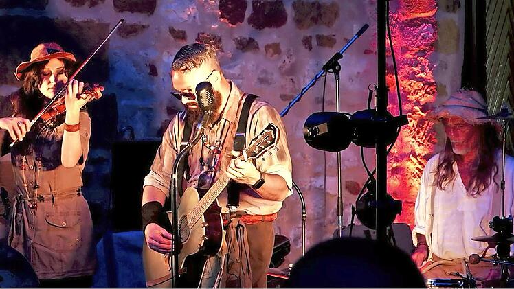Die Band „Fuckleberry“ tritt im „Crown Royal“ auf.
