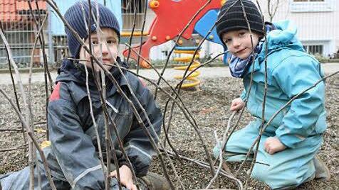 Die Kinder der Tagestätte Kinderzeit in Weismain haben mit ihrer Lehmhütte aus Weidenzweigen eine preisgekrönte Projektarbeit abgeliefert. Sven und Jesper (v. links) fangen gleich an, ihr Wissen auszuprobieren.Fotos: Christian Bauriedel