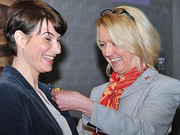 Mit dem "Governor Apreciation Award" der Lions-Clubs wurde bei der Distriktversammlung in Würzburg Julia Fröhlich vom Lions Club Haßberge (links) durch Governorin Sigrid Thiem ausgezeichnet. Fotos: sw