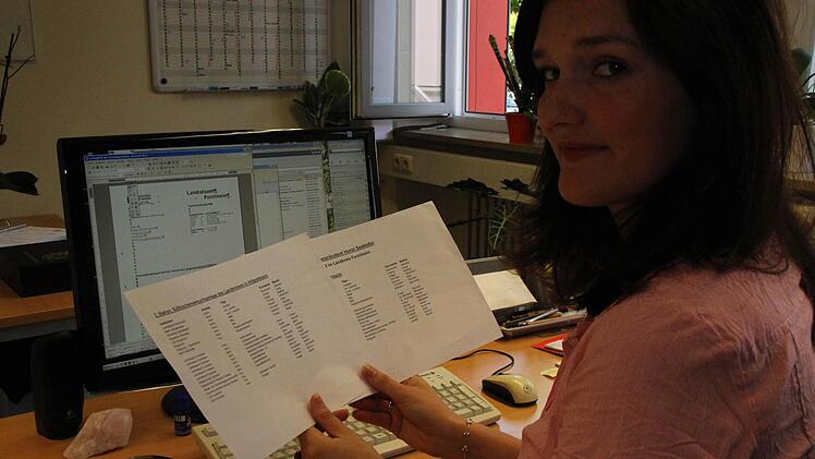 Lang ist die Liste der Gäste, die Pressesprecherin Kathrin Schürr über die Absage des Ministerpräsidenten informieren muss.