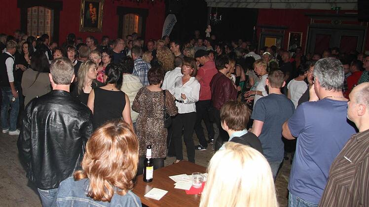 Einfach nur abtanzen oder auch mal einen Flirt riskieren - die Ü30-Party macht richtig Spaß. Am frühen Abend sind die älteren Semester da, ab Mitternacht kommen auch jüngere. Foto: Sonja Adam