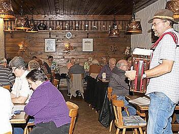 Da verstummt jede Unterhaltung im Nu: Kilian Hümmer beim Wirtshaussingen im Gasthof Martin in Unterneuses.