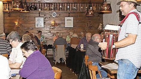Da verstummt jede Unterhaltung im Nu: Kilian Hümmer beim Wirtshaussingen im Gasthof Martin in Unterneuses.
