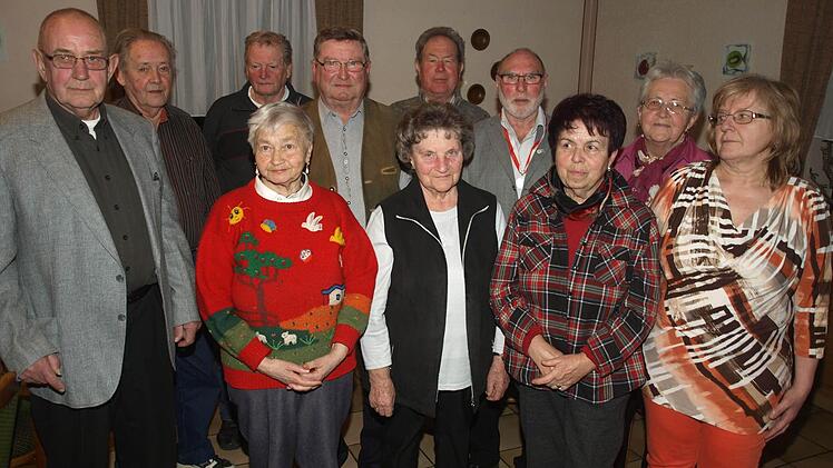 Für treue Mitgliedschaft wurden ausgezeichnet (vorne, v. l.): Elisabeth Kreuzer, Agnes Seit, Christa Endres, Theresia Rothe; hinten: Klaus-Peter Edelmann, Otmar Schneider, Egon Kaiser, Siegfried Keßler, Rudi Manger, Ludwig Erhard und Adele Elis. Stefan Geiger